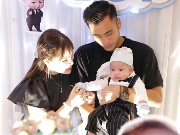 Bùi Tiến Dụng làm tiệc mừng đầy tháng con trai đúng ngày Việt Nam thắng lớn, Hà Đức Chinh và bạn gái cũng có mặt góp vui
