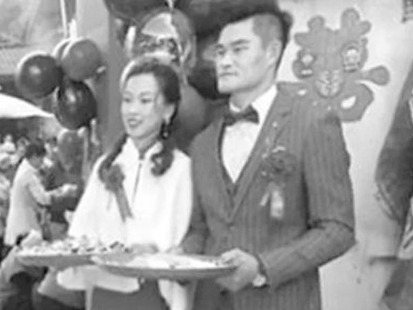 Chuẩn bị cưới vợ thì nghe tin có bé gái sắp chết đuối, chú rể không chút do dự nhảy xuống sông cứu
