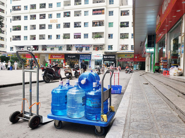 Vụ nước nhiễm dầu thải: Dân buôn đóng cửa, từ chối khách mua nước đóng bình vì quá tải