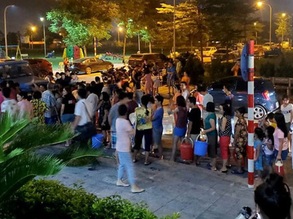 Chùm ảnh: Người dân Hà Nội rồng rắn xếp hàng giữa đêm, mang theo xô chậu đợi lấy nước sạch miễn phí