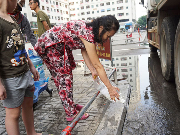 Cư dân chung cư Linh Đàm lo lắng khi nước sạch được cấp có mùi tanh