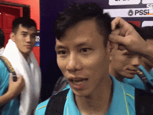Video: Hài hước khoảnh khắc tuyển Việt Nam thi nhau 'sờ mó, cầm nắm' Quế Ngọc Hải khi đang trả lời phỏng vấn