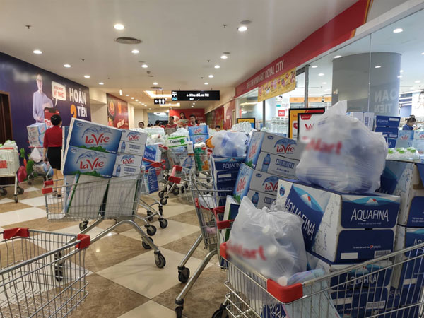 Người dân Hà Nội quét sạch các siêu thị để tích trữ nước khoáng đóng chai sau sự cố nước sinh hoạt nhiễm dầu