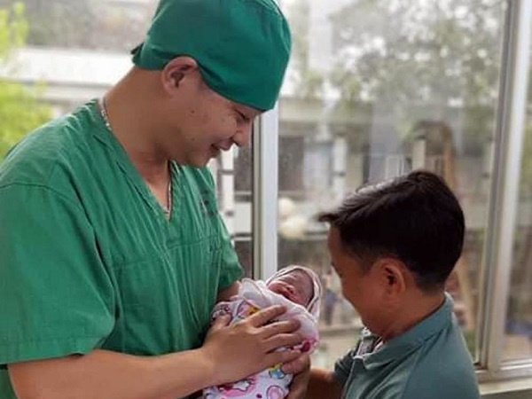 Niềm vui vỡ òa trước cửa phòng sinh của cặp vợ chồng ‘tí hon’ ở Phú Thọ