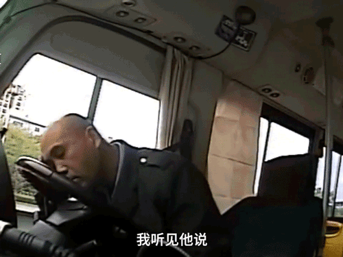 Đang lái xe buýt, tài xế bỗng hét lớn đuổi tất cả xuống xe khiến hành khách phẫn nộ nhưng hình ảnh sau đó của ông lại gây xót xa hơn cả
