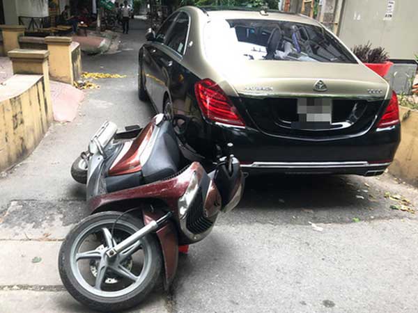 Mâu thuẫn khi tham gia giao thông, tài xế xe Mercedes Maybach đánh người đàn ông đi SH