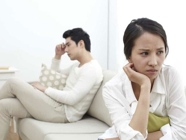 Mỗi sáng tôi bị đánh thức bởi cái mùi đặc trưng trong phòng ngủ, góp ý với vợ thì cô ấy không để tâm mà còn cho rằng chồng kỹ tính như đàn bà