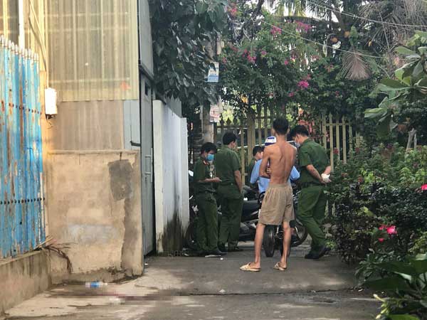 Thi thể người đàn ông bị vứt trước nhà dân, đầu có vết thương xuyên thấu