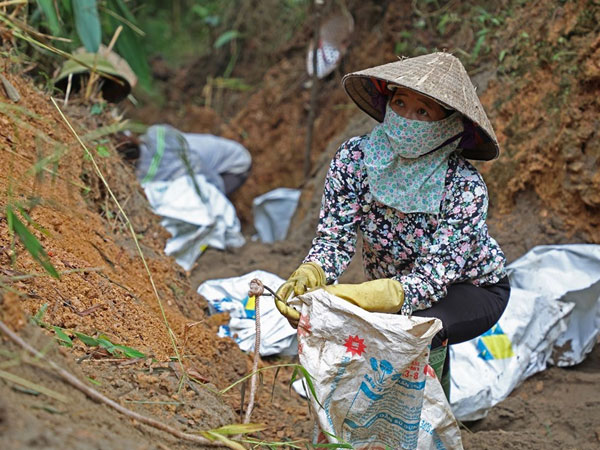 Hoà Bình: Cty nước Sông Đà chôn lấp cát lẫn dầu thải không đúng quy định