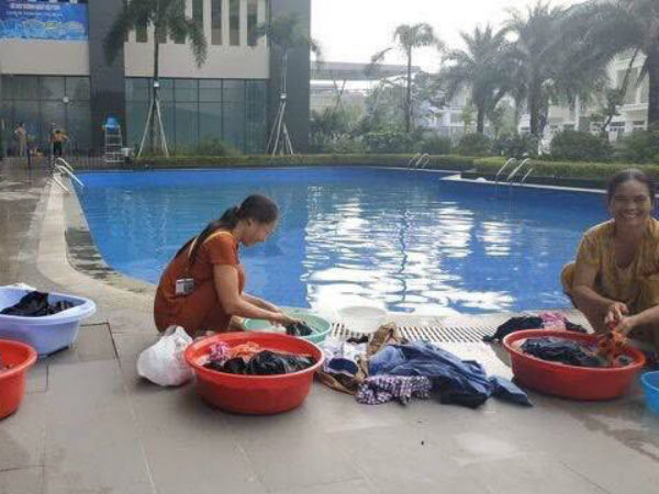 Hà Nội những ngày thiếu nước sạch: Dân công sở 'cắm rễ' tại văn phòng, cư dân xuống hồ bơi để giặt giũ, lấy nước sinh hoạt