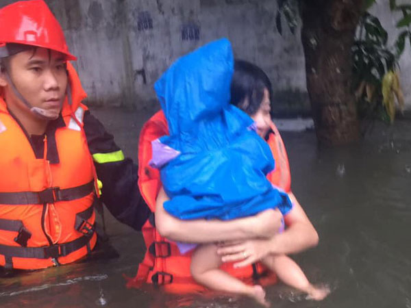 Nghệ An: Mẹ ôm con 18 tháng tuổi ngồi trên nóc tủ vì nước ngập ngang nhà, sợ hãi gọi công an giải cứu