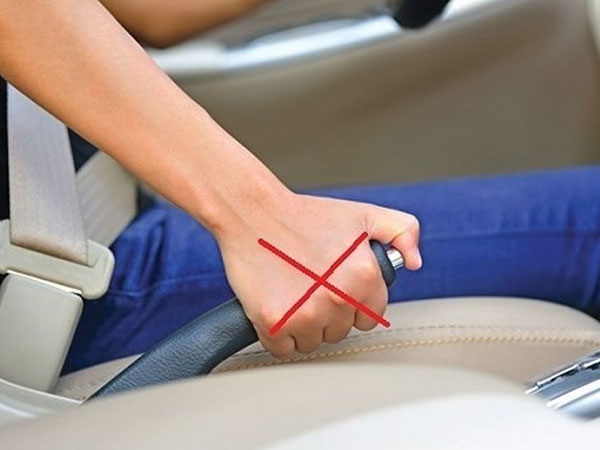 Điều đầu tiên nên làm khi ô tô đang chạy bị kẹt chân ga