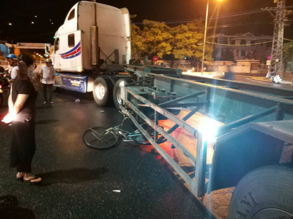 Bị container cuốn vào gầm, cụ ông 70 tuổi đi xe đạp chết thảm dưới trời mưa