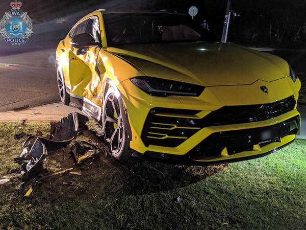 Cậu bé 14 tuổi lái Subaru ăn trộm, tông móp sườn Lamborghini Urus