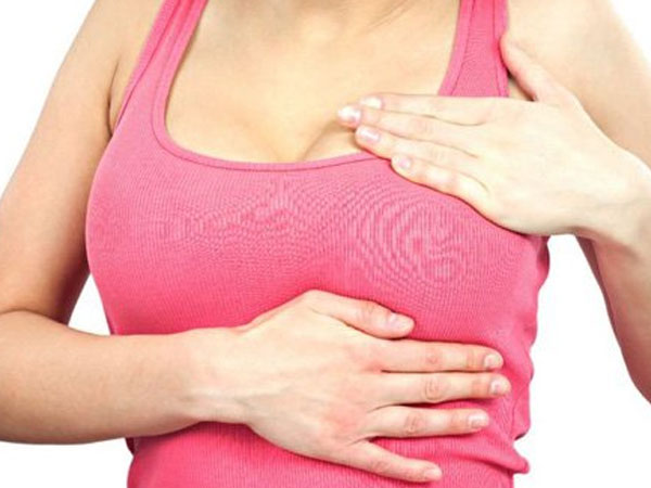 Ngực trái của bệnh nhân đau nhức, to bất thường sau khi đắp lá chữa khối