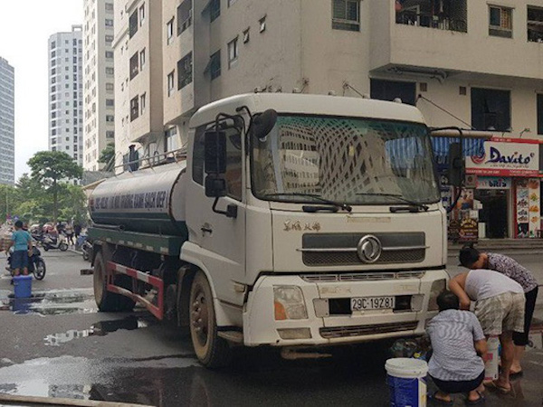 Xe téc bẩn chở nước cho người dân HH Linh Đàm do chính Ban quản lý thuê