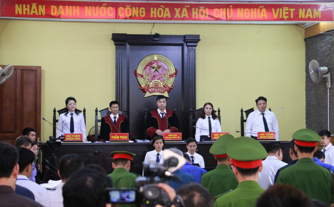 Xét xử gian lận điểm thi Sơn La: Tòa trả hồ sơ, điều tra làm rõ tội nhận và đưa hối lộ