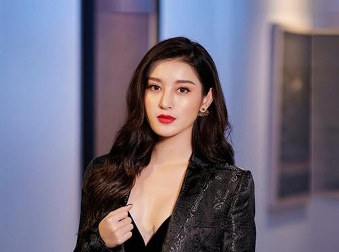 Á hậu Huyền My lấp ló ngực đầy, gợi ý mặc đẹp nhân ngày 20/10