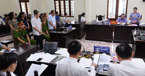 Lộ diện hàng loạt tin nhắn "nhờ vả" nâng điểm, có cả của vợ Chủ tịch tỉnh Hà Giang