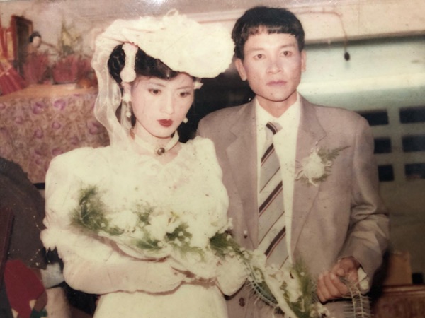 Chuyện tình bất ngờ của cô 'Hoa khôi' Hải Dương đẹp nức tiếng và tấm ảnh cưới 29 năm trước cũng chứa đựng cả câu chuyện dài