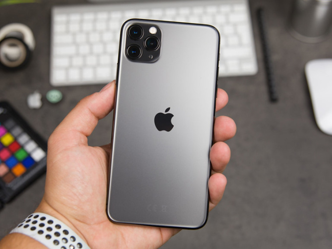 iPhone 11 giá giảm ‘kịch sàn’, nhiều cửa hàng ngừng kinh doanh