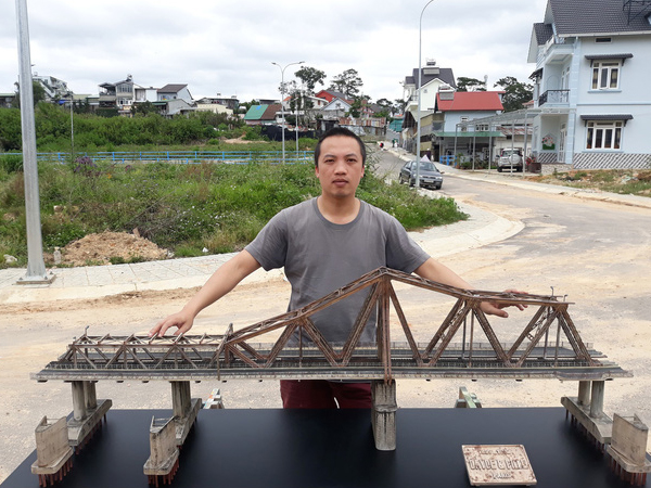 Video: Mô hình cầu Long Biên y như thật của 8X ở Đà Lạt chưa từng đến Hà Nội