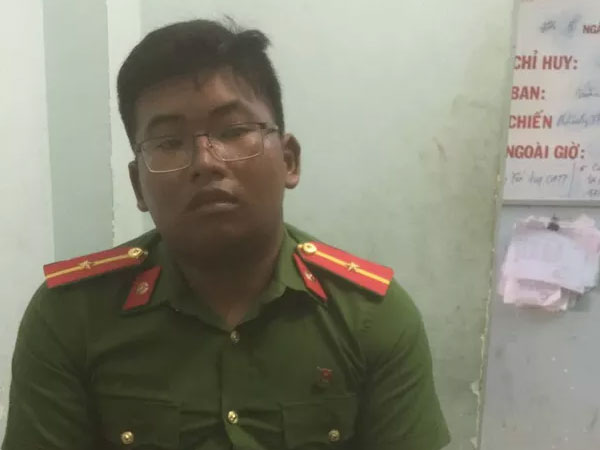 Lật tẩy gã trai mặc trang phục công an bước vào cửa hàng