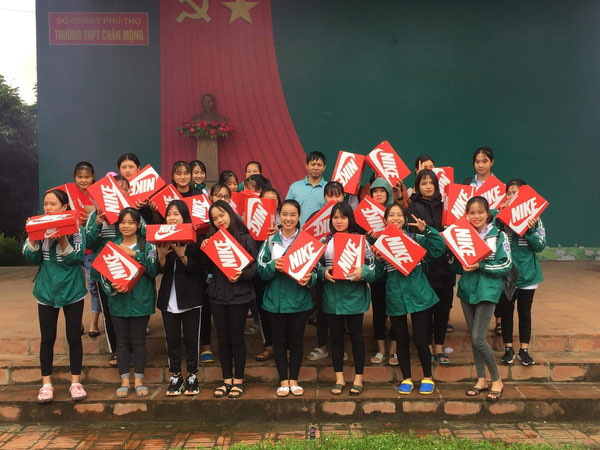 20/10 tặng mỗi bạn nữ trong lớp một đôi giày Nike, tính ra cũng mấy chục triệu, lớp học chất chơi nhất đây rồi