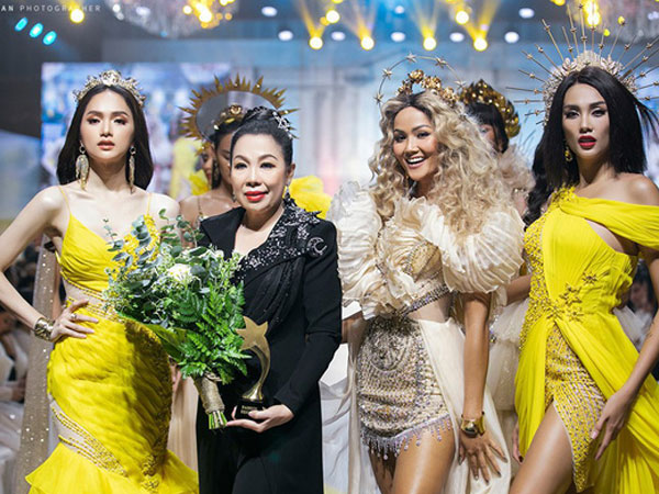 Hương Giang, Hoàng Yến tạo khoảnh khắc xuất thần trong sự kiện: Tinh tế kéo H'Hen Niê mắc kẹt phía sau lên vị trí vedette