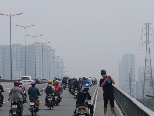 TP.HCM lại xuất hiện sương mù dày đặc từ sáng đến trưa, người dân ngán ngẩm khi ra đường vì sợ ô nhiễm
