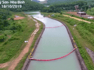 Clip: Gấp rút đặt màng lọc dầu thải, tiến hành nạo vét khu vực suối đầu nguồn của Nhà máy nước sông Đà