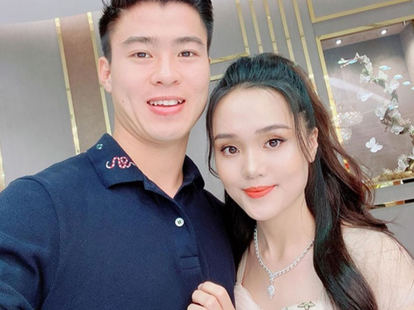 Dàn cầu thủ Việt tặng quà 20/10 cho 'nửa kia': Không là trang sức thì cũng là iPhone 11