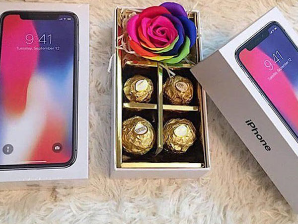 Sự thật gây 'sốc' bên trong hộp quà iPhone giá 200.000 đồng