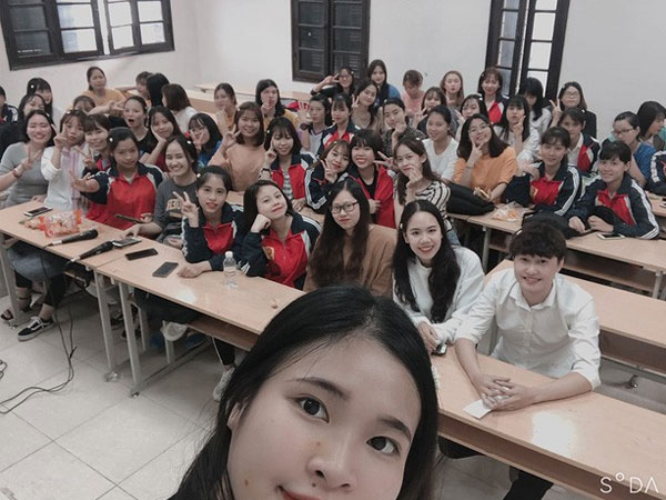 Lớp học khoe ảnh được tặng quà 20/10, dân mạng nhanh chóng phát hiện điều bí ẩn về chàng trai 'khổ nhất trần đời mà cũng sướng nhất thế gian'
