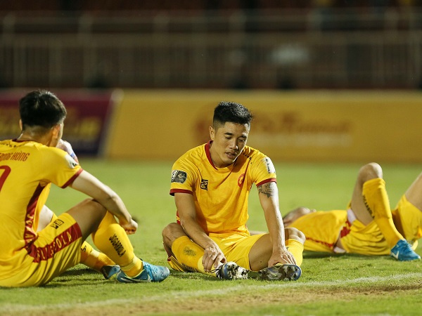 Thua thảm ngay trên sân nhà, Thanh Hóa phải đua trụ hạng với Khánh Hòa