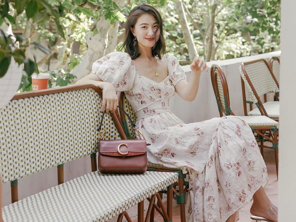 Bỗng thấy không kiểu váy nào vượt qua được váy dáng dài về độ sang chảnh, yêu kiều và hợp rơ với tiết trời se lạnh