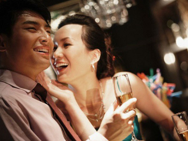 Cô bạn đồng nghiệp khoe món quà 20/10 đắt đỏ, tôi giật nảy mình rồi đau đớn khi đứng bên đường chứng kiến màn yêu đương của cô bạn và anh rể mình