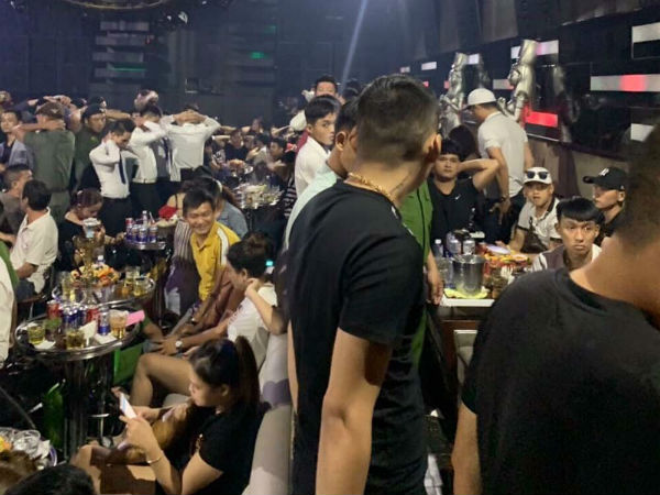 Trăm dân chơi Sài Gòn lắc điên cuồng trong quán bar bị đưa về đồn