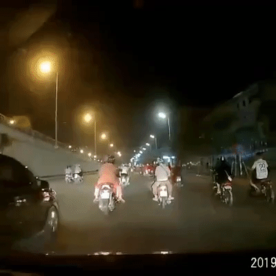 Ô tô va chạm khiến hai vợ chồng cùng con nhỏ ngã xuống đường rồi thản nhiên bỏ đi khiến người đi đường phẫn nộ