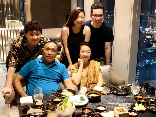 Netizen liên tục thắc mắc vì Hari Won lần đầu vắng mặt trong tiệc sinh nhật mẹ Trấn Thành