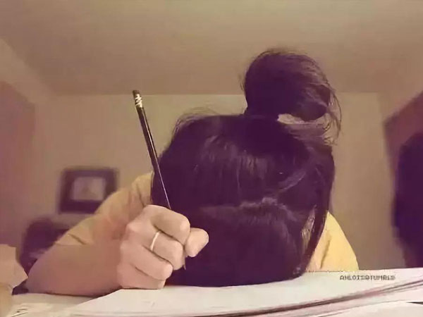 'Mẹ tôi là phù thủy, bắt tôi học tối ngày' – Tiếng kêu của những đứa trẻ bị kỳ vọng