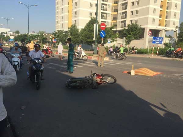 Vợ khóc ngất nhận xác chồng bị xe rước học sinh cán chết ở Sài Gòn
