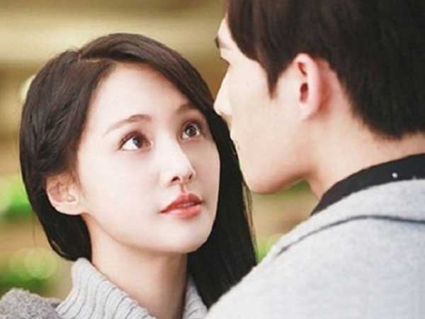 Đặt ghi âm trong phòng bạn trai rồi ra về, tôi 'vỡ tim' khi nghe được giọng mẹ kế