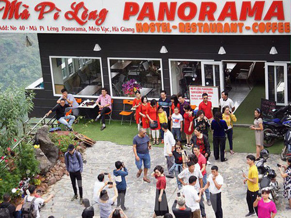 Hàng ngàn du khách 'check in' ở Panorama Mã Pì Lèng giữa lúc đình chỉ hoạt động