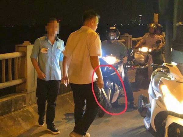 Hà Nội: Bị nhắc nhở phải đi đúng làn đường, tài xế và phụ xe buýt cầm tuýp sắt đuổi đánh người dân