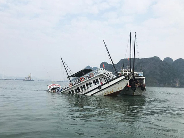 Va chạm sà lan chở đá, tàu du lịch chìm trên vịnh Hạ Long