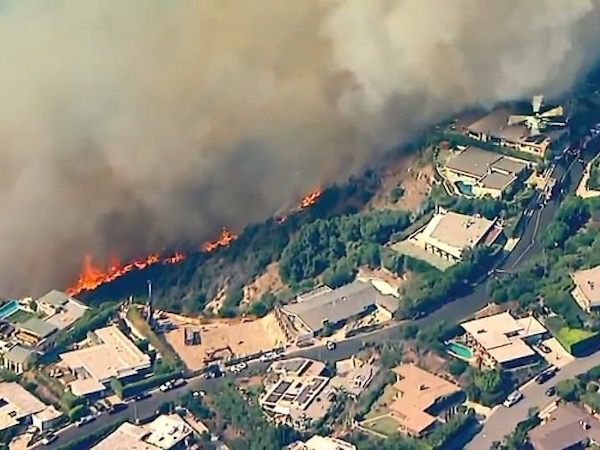 Cháy khu nhà giàu Los Angeles, đe dọa hàng trăm biệt thự triệu đô