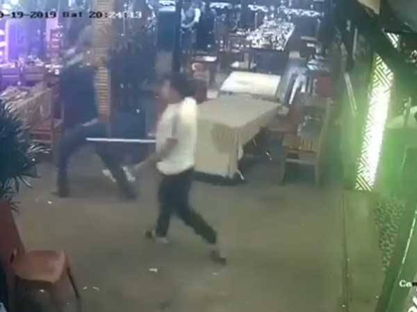 Clip: Nhóm giang hồ đập phá quán nhậu khiến hàng trăm thực khách tháo chạy tán loạn
