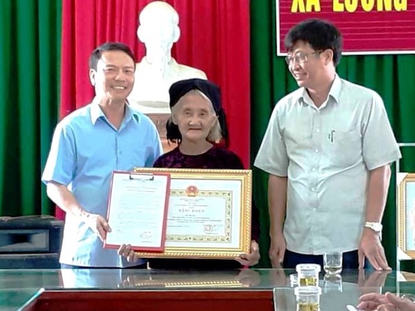 Tặng bằng khen cho cụ bà 83 tuổi đạp xe lên ủy ban xã xin thoát nghèo