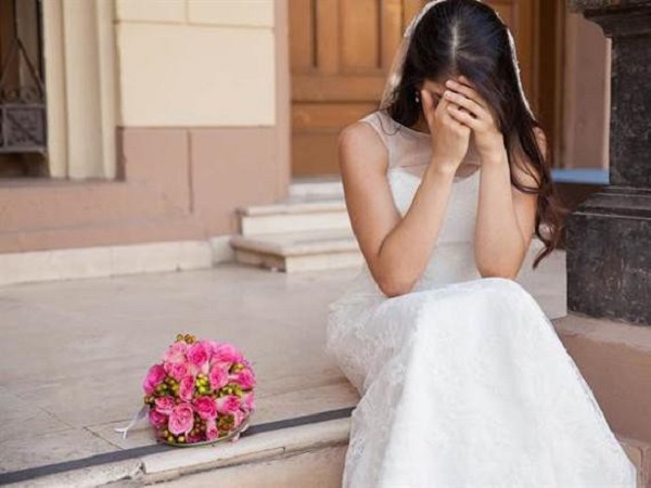 Tân hôn, cô dâu đùng đùng phá tan phòng cưới vì nghe chú rể thủ thỉ 'Có cần anh quay cảnh động phòng làm bằng chứng gửi cho em không?'